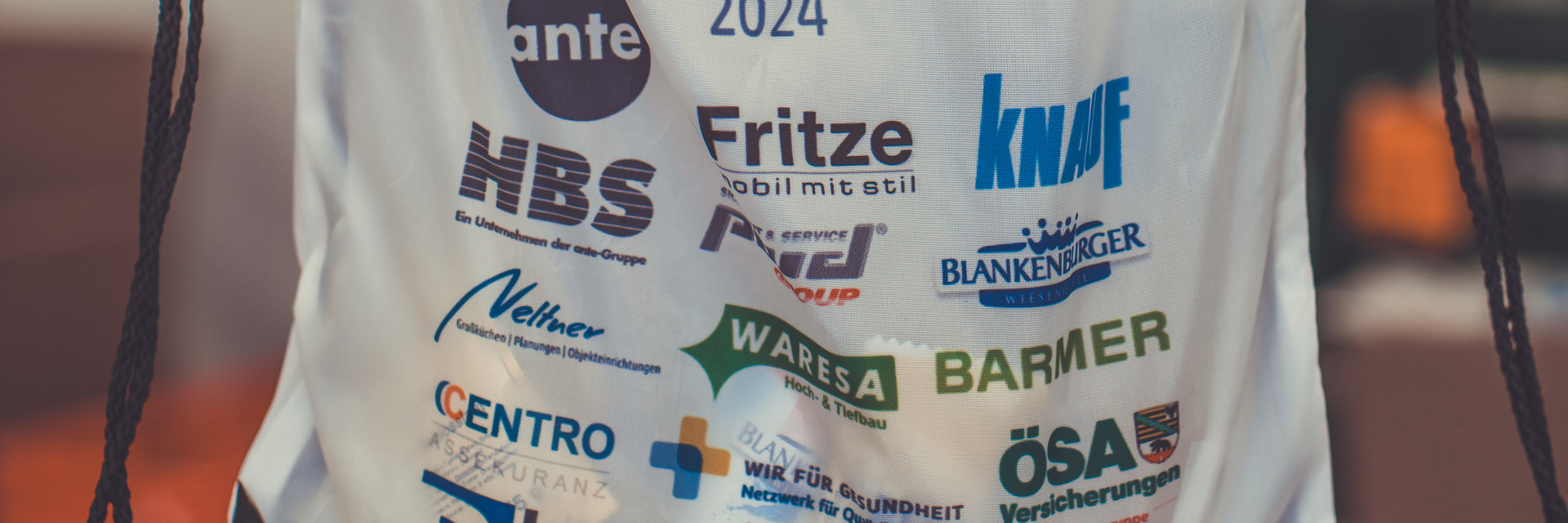 Starterbeutel mit Sponsorenlogos des Stolberger Schloss-Laufs