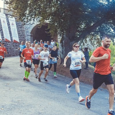 Läufergruppe beim Stolberger Schloss-Lauf auf der Strecke entlang der Schlossmauer am Schloss Stolberg.