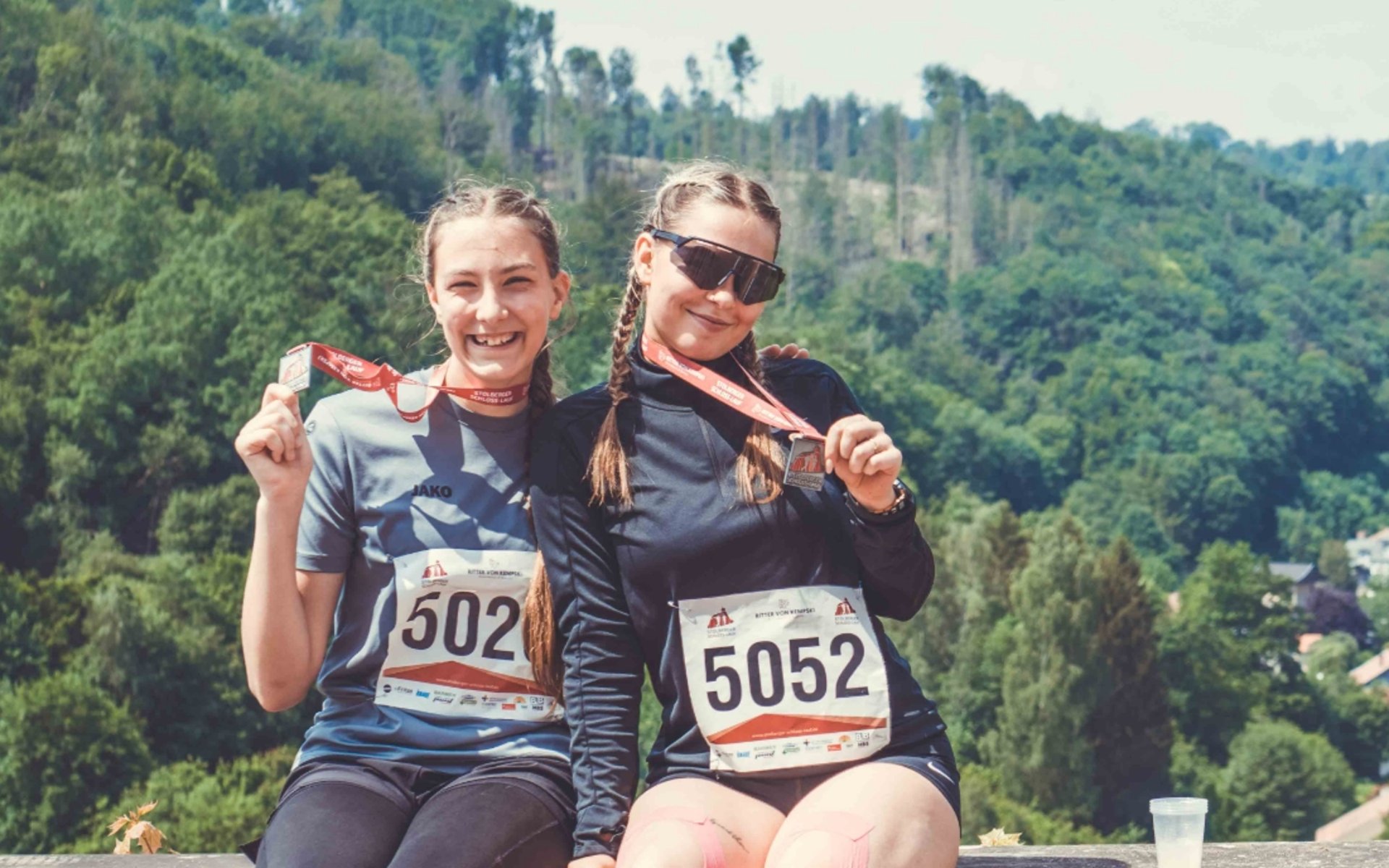 Charity beim 5-km-Walking Zwei Teilnehmerinnen mit Medaillen beim Stolberger Schloss-Lauf in Stolberg im Harz