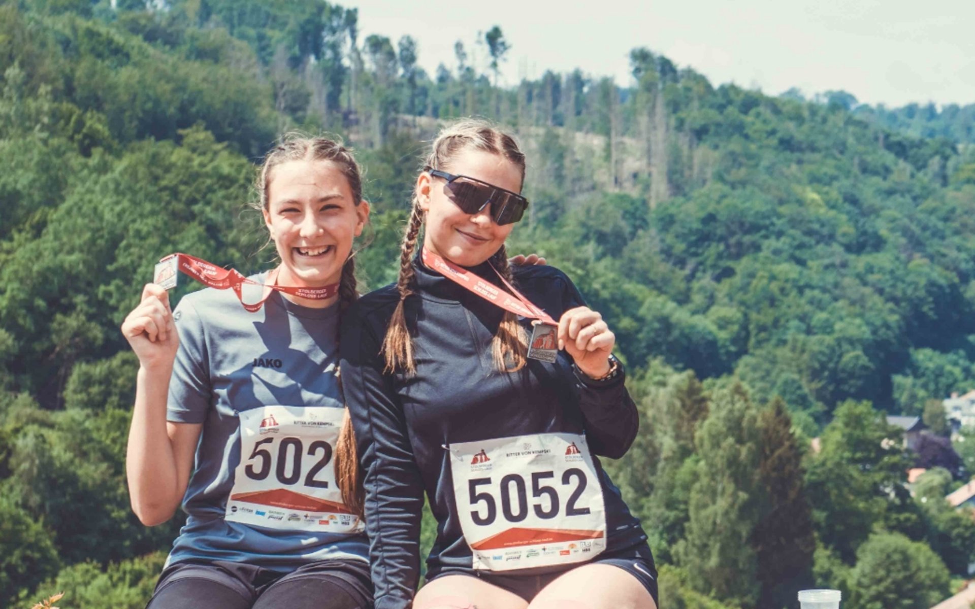 Charity beim 5-km-Lauf Teilnehmende mit Medaillen beim Stolberger Schloss-Lauf in Stolberg im Harz